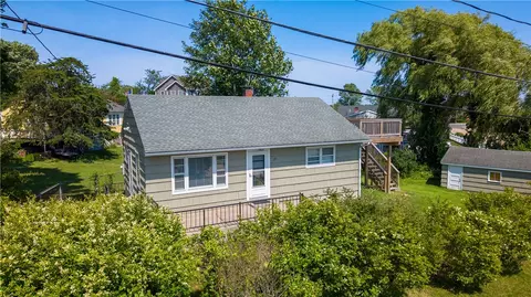 17 Saltaire Ave, Narragansett, RI 02882
