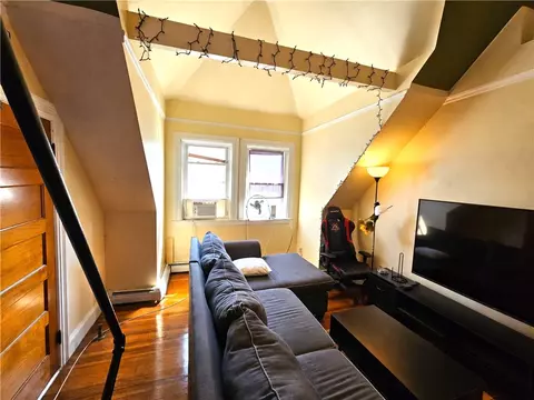 29 Laura St #3, Providence, RI 02907