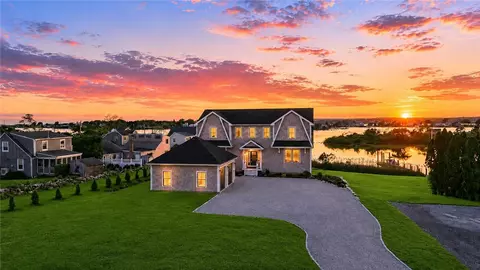 84 Carver Ln, Narragansett, RI 02882