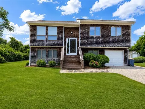 42 Jamestown Blvd, Narragansett, RI 02882