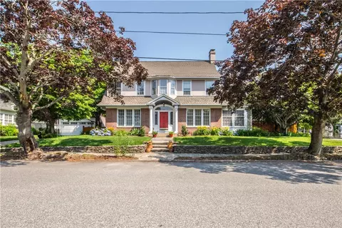 33 Sefton Dr, Cranston, RI 02905