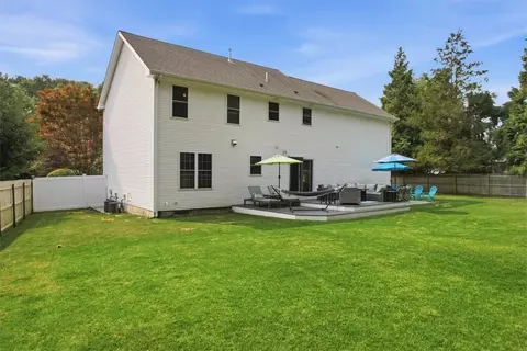 Exterior - 26 Davis Cir, Warwick, RI 02886 photo 6 of 7