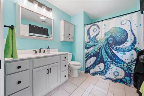 Bath - 26 Davis Cir, Warwick, RI 02886 photo 4 of 5