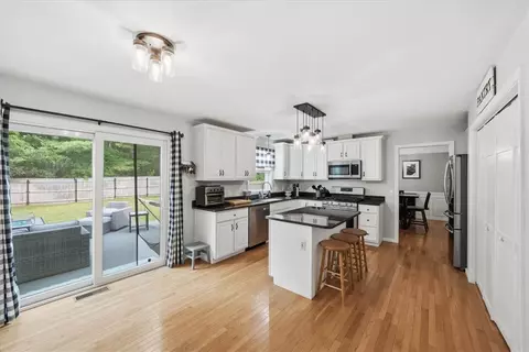Kitchen - 26 Davis Cir, Warwick, RI 02886 photo 3 of 5