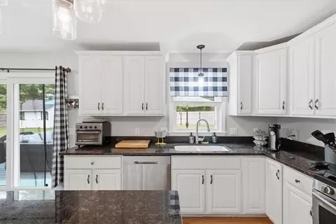 26 Davis Cir, Warwick, RI 02886 photo 18