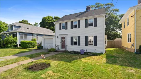 33 Linden Ave, Rumford, RI 02916