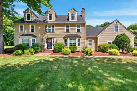 4 Fieldside Dr, Cumberland, RI 02864