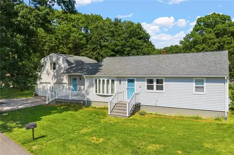 36 Holly Ln, Tiverton, RI 02878