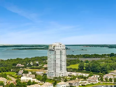 1 Tower Dr #1106, Portsmouth, RI 02871