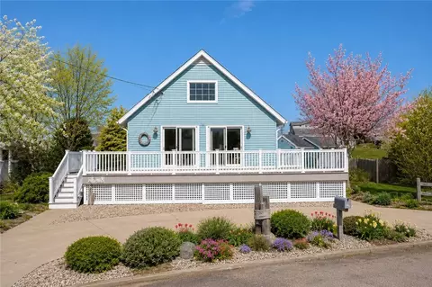 24 Redwood Dr, Narragansett, RI 02882