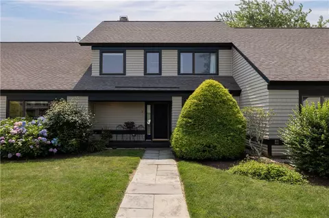 2 Martingale Ln, Narragansett, RI 02882