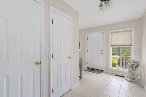 Entry Way - 2 Daniel Way, Hope, RI 02831 photo 2 of 6
