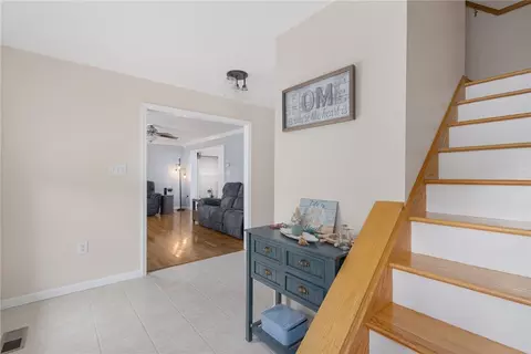 Entry Way - 2 Daniel Way, Hope, RI 02831 photo 4 of 6