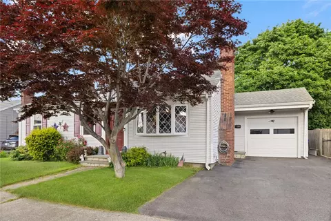 22 Mayfield St, Pawtucket, RI 02861