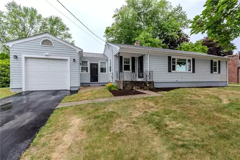 8 Barnes St, Greenville, RI 02828