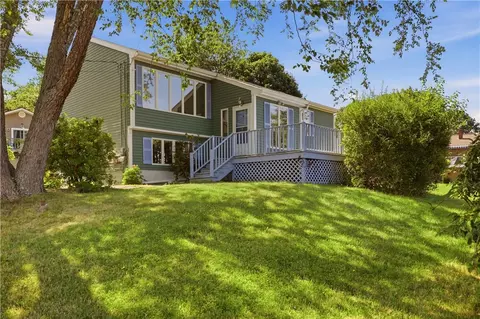 125 Colonial Ave, Tiverton, RI 02878