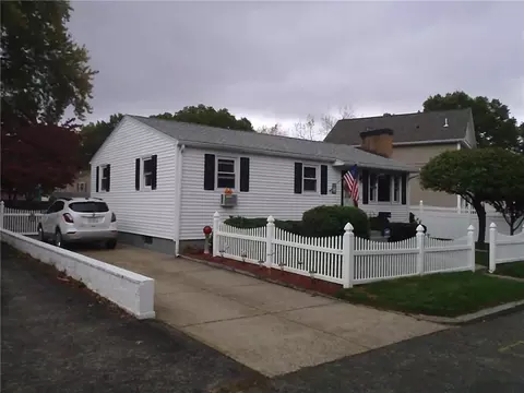 15 Chandler Ave, Pawtucket, RI 02860