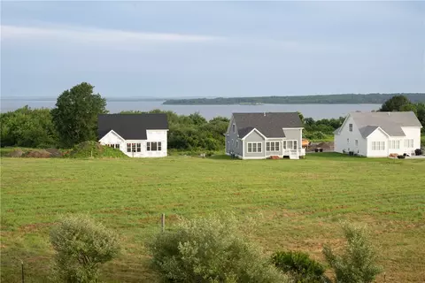 25 Bunker Hill Xing, Portsmouth, RI 02871