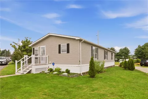 8 North Dr, Portsmouth, RI 02871