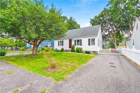 75 Thurston St, Riverside, RI 02915