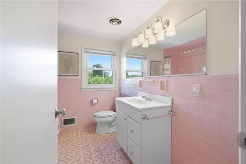 Bath - 19 Crowfield Dr, Warwick, RI 02888 photo 2 of 3