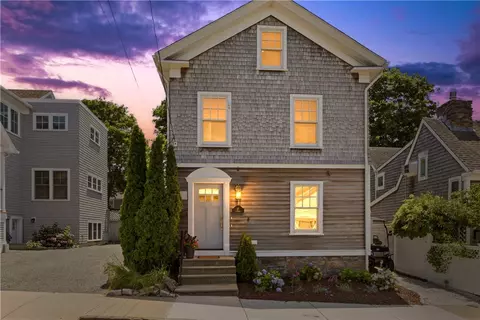17 Dearborn St, Newport, RI 02840