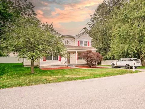 25 Pleasant Ave, Narragansett, RI 02882