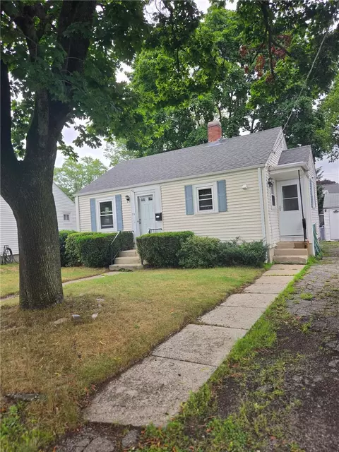 15 Maplecrest Dr, Pawtucket, RI 02861