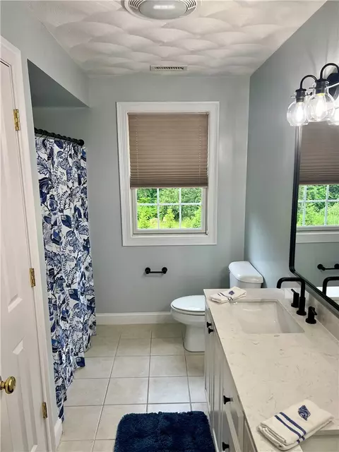 Bath - 35 E Lantern Rd, Smithfield, RI 02917 photo 3 of 7