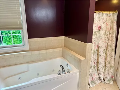 Bath - 35 E Lantern Rd, Smithfield, RI 02917 photo 6 of 7