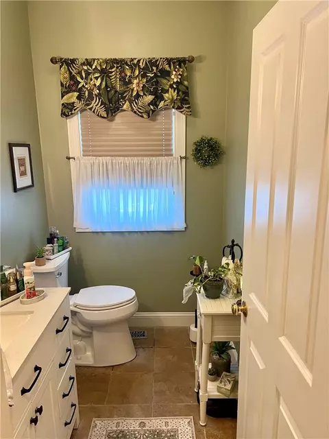 Bath - 35 E Lantern Rd, Smithfield, RI 02917 photo 2 of 7