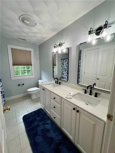 Bath - 35 E Lantern Rd, Smithfield, RI 02917 photo 4 of 7