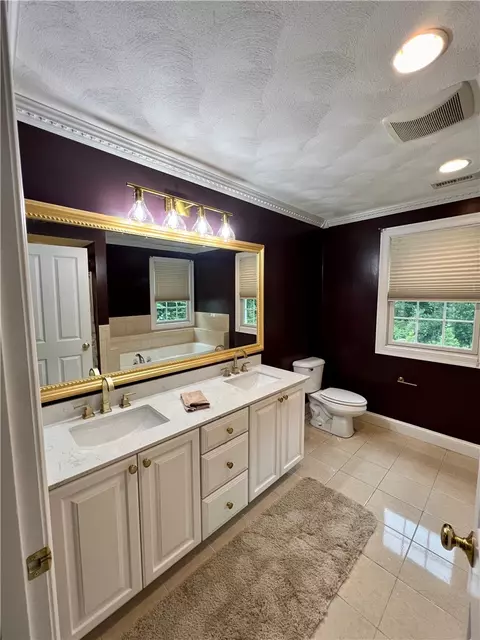 Bath - 35 E Lantern Rd, Smithfield, RI 02917 photo 5 of 7