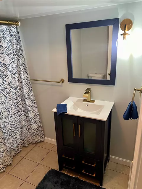 Bath - 35 E Lantern Rd, Smithfield, RI 02917 photo 7 of 7
