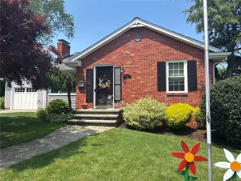 135 Mulberry Rd, Bristol, RI 02809