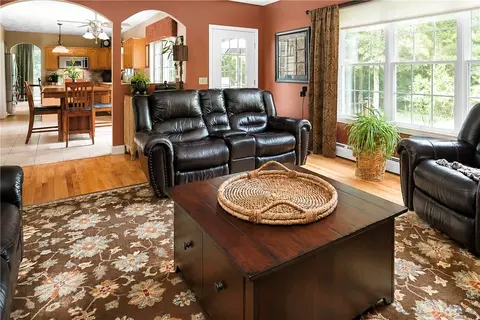 Living - 8 Aster Ln, Hope, RI 02831 photo 2 of 3