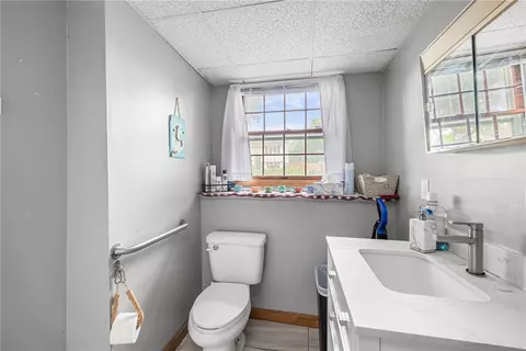 Bath - 265 Asylum Rd, Warwick, RI 02886 photo 2 of 3