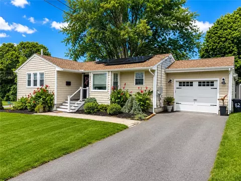 82 Kearns Ave, Tiverton, RI 02878