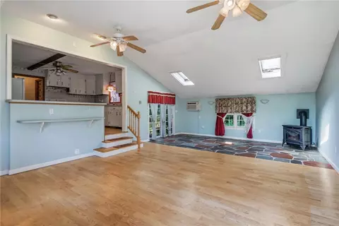 12 Robert Ave, Portsmouth, RI 02871