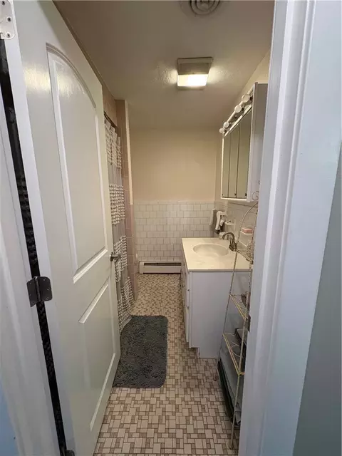 Bath - 85 Commonwealth Ave, Warwick, RI 02886 photo 2 of 3