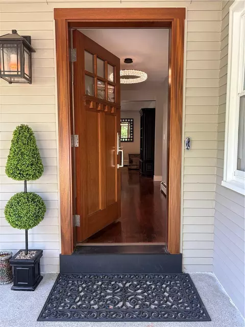 Entry Way - 85 Commonwealth Ave, Warwick, RI 02886 photo 1 of 4