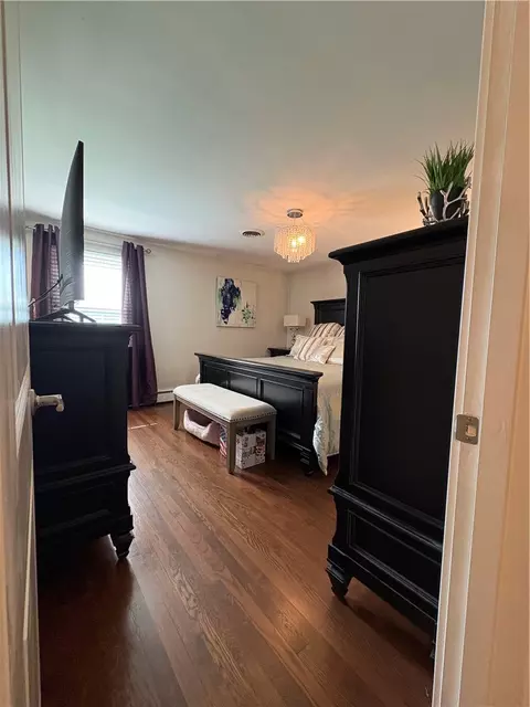 Bedroom - 85 Commonwealth Ave, Warwick, RI 02886 photo 2 of 5