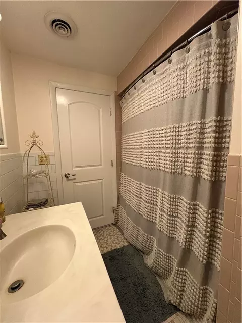 Bath - 85 Commonwealth Ave, Warwick, RI 02886 photo 3 of 3