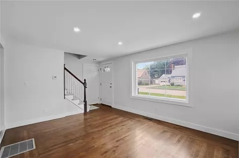 Living - 95 Harmony Ct, Warwick, RI 02889 photo 3 of 4