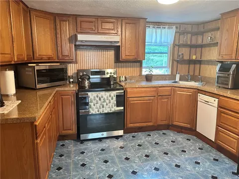 Kitchen - 6 Short Rd, Exeter, RI 02822 photo 1 of 2