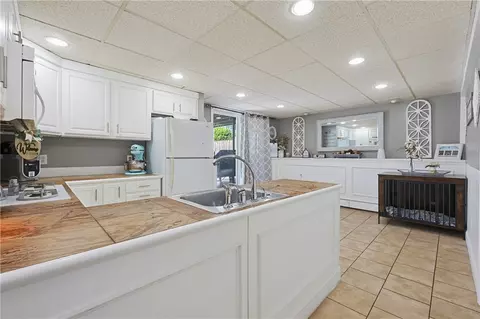 Kitchen - 33 Scott Dr, East Providence, RI 02915 photo 5 of 6