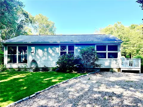 8 Presque Isle Trl, Narragansett, RI 02882