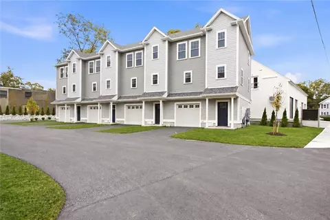 77 Croade St, Warren, RI 02885