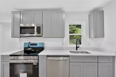 Kitchen - 5 Lees Ln, Glocester, RI 02814 photo 3 of 6