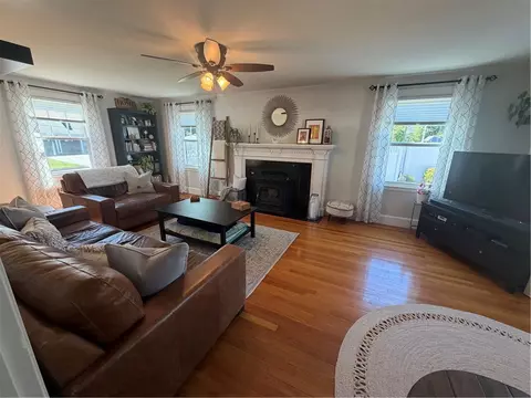 Living - 39 Merry Mount Dr, Warwick, RI 02888 photo 2 of 3